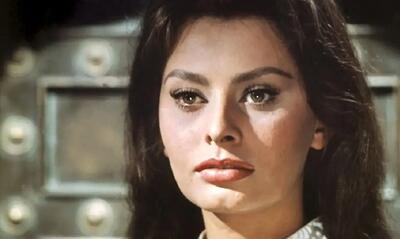  تصویری از سوفیا لورن در حال آماده شدن برای دیدار با ملکه الیزابت