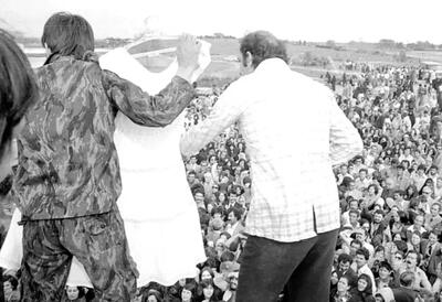  عکس عجیب از حراج لباس‌های خواهر محمدرضا پهلوی در کرج