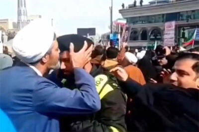  سر دادن شعارِ «ما پلیس و بوس می‌کنیم» در ۲۲ بهمن تهران