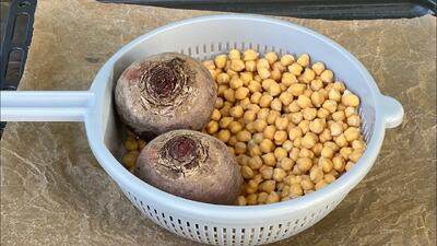  طرز تهیه اکسیر تصفیه کننده بدن با چغندر، هویج و نخود