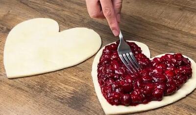  طرز تهیه دسر بی نظیر فقط با دو ماده اولیه: خمیر هزارلا و گیلاس
