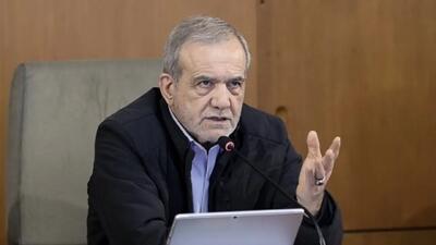  پزشکیان: زمانی ۶ هزار تومان حقوق می‌دادیم که معادل ۶ هزار دلار بود؛ الان منِ رئیس‌جمهور هزار دلار حقوق می‌گیرم