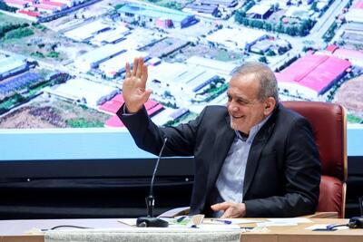  پزشکیان: زمانی ۶ هزار تومان حقوق می‌دادیم که معادل ۶ هزار دلار بود؛ الان منِ رئیس‌جمهور هزار دلار حقوق می‌گیرم