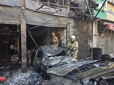  آتش‌نشانی تهران: حریق در یک مغازه مکانیکی ۴۰ متری؛ ۲ دستگاه خودرو سانتافه و ریو دچار آتش‌سوزی شدند/ دود حاصل از این حریق به طبقات سرایت کرده بود/ خارج کردن یک مرد محبوس شده در داخل مکانیکی/ علت حادثه در دست بررسی است