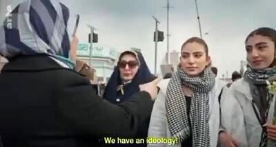  ببینید| تذکر یک زن محجبه به دختر بدون حجاب در راهپیمایی ۲۲ بهمن مقابل دوربین صداوسیما