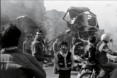  روزنامه اعتماد: انقلاب ۵۷ بدون خشونت انقلابیون به پیروزی رسید / امام خمینی بر پرهیز از خشونت تاکید داشت