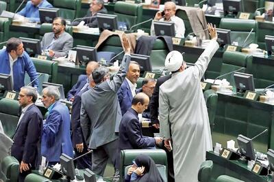  انتقاد روزنامه جمهوری اسلامی از افراط و تفریط در جامعه / برخی دچار توهم خوداسلام‌ پنداری و خودانقلاب ‌پنداری هستند