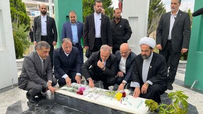  رییس جمهور به مقام شهدای گلستان ادای احترام کرد