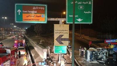  واژگونی کامیونت حامل ۱۵۰۰ لیتر بنزین در بزرگراه یاسینی تهران