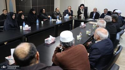  پزشکیان در دیدار خانواده‌های شهدا و آسیب‌دیدگان حوادث دی ماه: دولت با تمام توان برای کاهش آثار و پیامدهای حوادث اخیر تلاش می‌کند