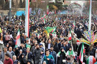  ایستاده با انقلاب