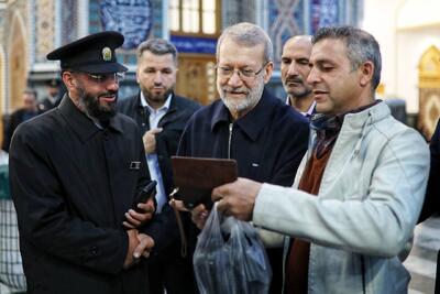  عکسی خاص از لاریجانی در حرم امام رضا(ع)/ سلفی زائران با دبیر شورای عالی امنیت ملی
