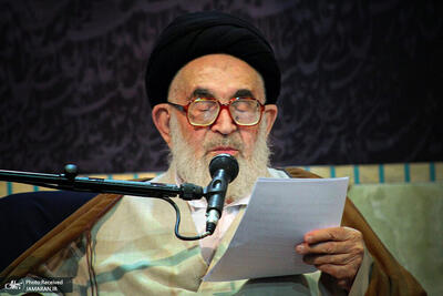  حضور یک چهره منتقد در کنار نماینده رهبری در راهپیمایی ۲۲ بهمن + عکس