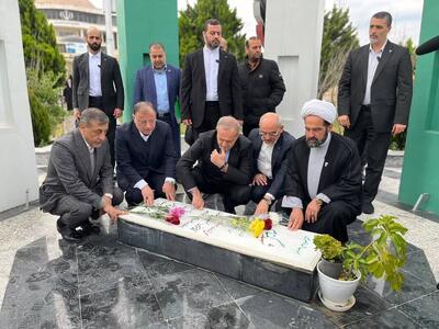  ادای احترام رئیس‌جمهور به شهدای گلستان در بدو ورود به استان