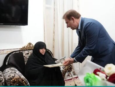  استاندار بوشهر با خانواده شهید امنیت در برازجان دیدار کرد