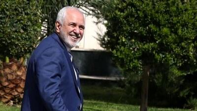  عکس / نگاهی به شمال گردی ظریف در مزرعه چای لاهیجان /  تیپ اسپورت معاون سابق پزشکیان با کلاه منحصربفردش