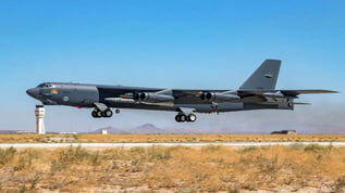  فیلم ورود بمب‌افکن های B-52 ایالات متحده آمریکا به پایگاه هوایی العدید قطر