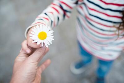  با چه ترفند‌هایی فرزندمان را دست‌و‌دل‌باز تربیت کنیم؟