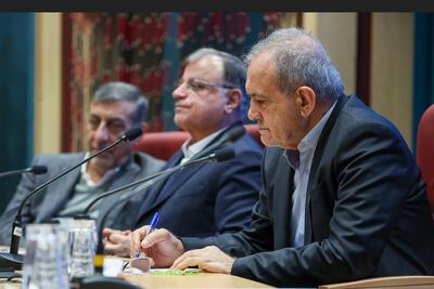  پزشکیان ۹ پروژه نیروگاه خورشیدی در استان گلستان را افتتاح کرد