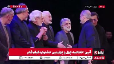  حضور رئیس جمهور روی صحنه اختتامیه برای اهدای سیمرغ بلورین بهترین فیلم از نگاه ملی (جایزه ویژه حاج قاسم سلیمانی)