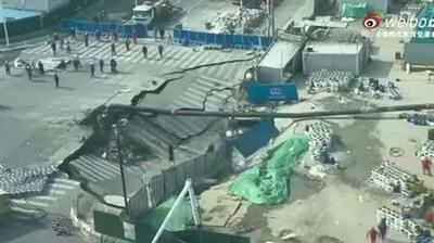  یک گودال بزرگ در محلی که قبلاً جاده‌ای در شانگهای بوده، ظاهر شده است