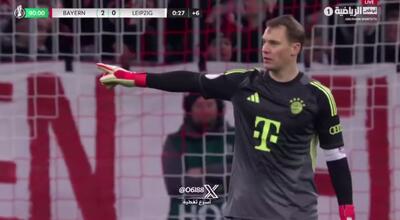  با ابهت مثل نویر؛ وقتی مانوئل نویر به بازیکن حریف می‌گوید توپ را براش بیاورد!