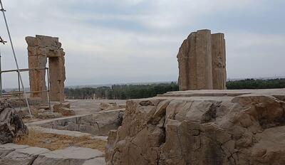  حک یادگاری بر دیواره‌های تخت جمشید