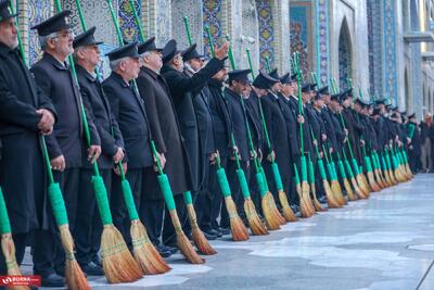  آیین جاروکشی در حرم مطهر رضوی