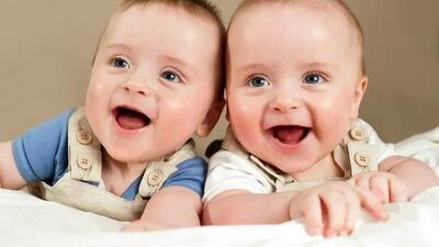  گفت‌وگوی ۲ نوزاد دوقلو باهم همه را شگفت‌زده کرد
