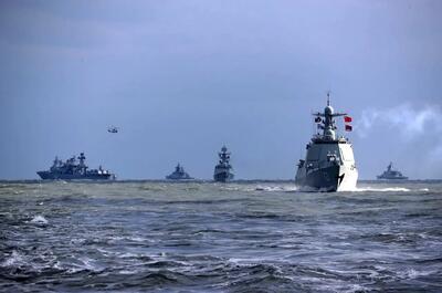  جان باختن تفنگدار آمریکایی پس از سقوط از ناو «یو‌اس‌اس ایوو جیما» در کارائیب