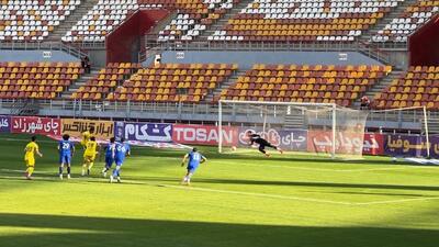  لحظه اعلام پنالتی برای فجر و سیو توسط دروازه‌بان استقلال خوزستان