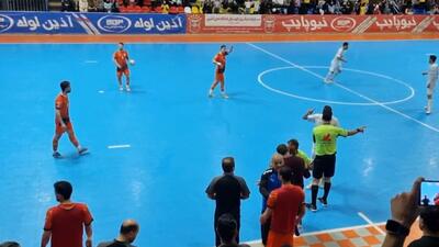  تنش های کنار زمین مربیان و بازیکنان گیتی و مس با داور