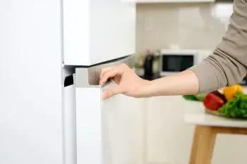  عواقب خطرناک باز ماندن درب یخچال