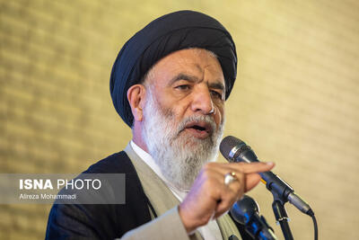  امام جمعه اهواز: دشمن تلاش می‌کند مردم را از داخل به جان نظام بیندازد
