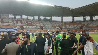  ویدیو| درگیری بازیکنان استقلال خوزستان و فجر بعد از سوت پایان - پارس فوتبال