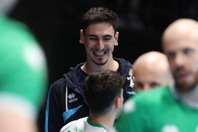  شکستگی استرسی ناقص در پدیکل راست مهره چهارم کمری؛ مصدومیت عجیب بهترین والیبالیست دنیا - پارس فوتبال