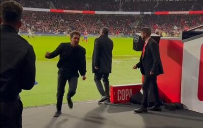  طوری که دیگو سیمئونه پس از پیروزی پر گل مقابل بارسلونا به سمت رختکن اتلتیکو مادرید دوید! - پارس فوتبال