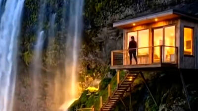  فیلم خانه پنهان در دامنه صخره ها با چشم انداز آبشار