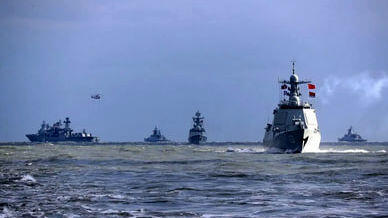  جان باختن تفنگدار آمریکایی پس از سقوط از ناو «یو‌اس‌اس ایوو جیما» در کارائیب