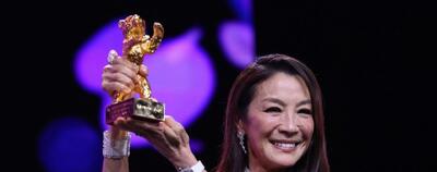  اشک‌های میشل یئو در برلیناله؛ دریافت «خرس طلایی افتخاری» برای یک عمر دستاورد هنری