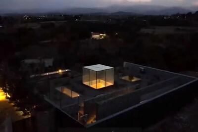  معماری خلاقانه؛ ویلای شاهکار ساختن ازش فقط یه مکعب معلومه بقیش تو زمین شیب دار پشتشه