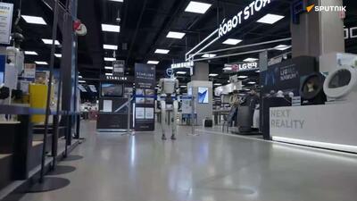  در فروشگاهی در سئول، ربات‌های انسان‌نما و سگ‌های رباتیک به مشتریان کمک می کنند