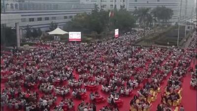  کارخانه‌ها و کارگاه‌های بزرگ در چین قبل از تعطیلات، جشن‌های تعطیلات دسته‌جمعی برگزار می‌کنند