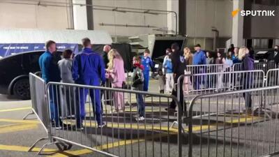  گزارش: جرد ایزاکمن، مدیر ناسا، و خانواده‌های فضانوردان منتظرند تا خدمه اکیپ-12، از جمله آندری فدیایف، فضانورد روسیه، قبل از پرواز، ظاهر شوند