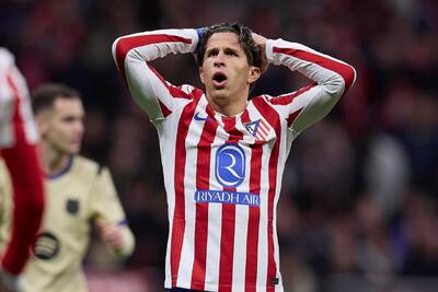  صحنه جنجالی بازی اتلتیکو مادرید و بارسلونا؛ جولیانو سیمئونه باید اخراج می‌شد؟ / عکس