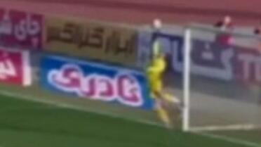  خلیفه، شوت ممی زاده را به زیبایی مهار کرد