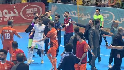  درگیری شدید بازیکنان تیم مس و گیتی پسند!