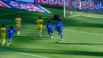  مهار پنالتی فرشید اسماعیلی توسط محمدجواد کیا