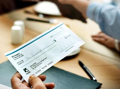  چگونه یک وکیل چک می‌ تواند پول شما را در کمترین زمان برگرداند؟