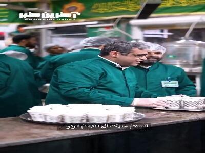  خدمت‌رسانی سعید عزیزی روانشناس خانواده معروف در چایخانه حضرت رضا(ع)